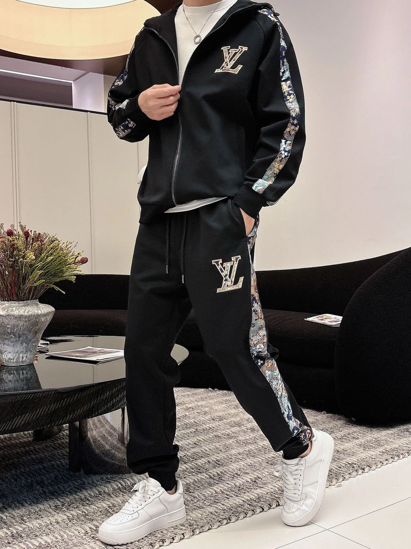 🅿️720 [LV Louis Vuitton] hot-selling suit is coming. Focus on the original version of the official website. 2025 new hot-selling cardigan and sweatshirt suit. The original order is the best. 🇭🇰The meticulous work of top designers. It has a fitting and perfect upper body effect. All-natural high-quality Tencel Roman cotton 100%, close-fitting comfort, noble and elegant! Original hardware embodies elegance and nobility! Counter size: M-3XL (maximum wear up to 190 pounds)